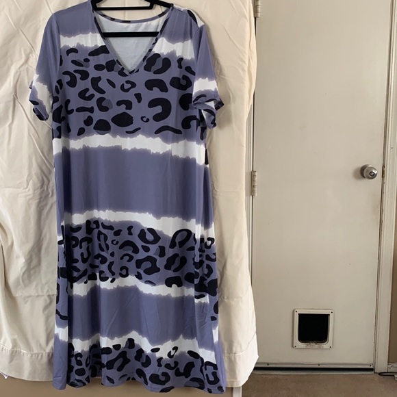 V neck maxi dress. Purple, white & black short sleeve leopard print. New in bag - Picture 2 of 8